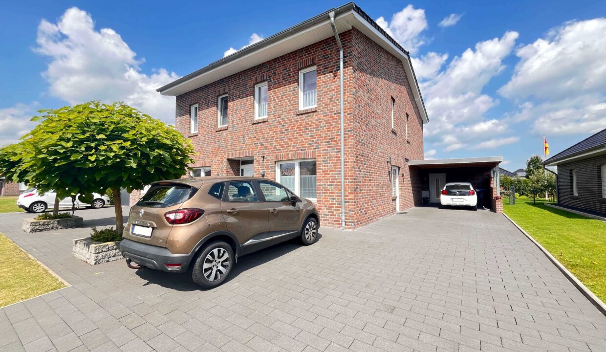 Vorderansicht mit Carport