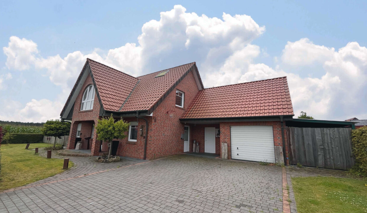 Haus mit Garage und Carport