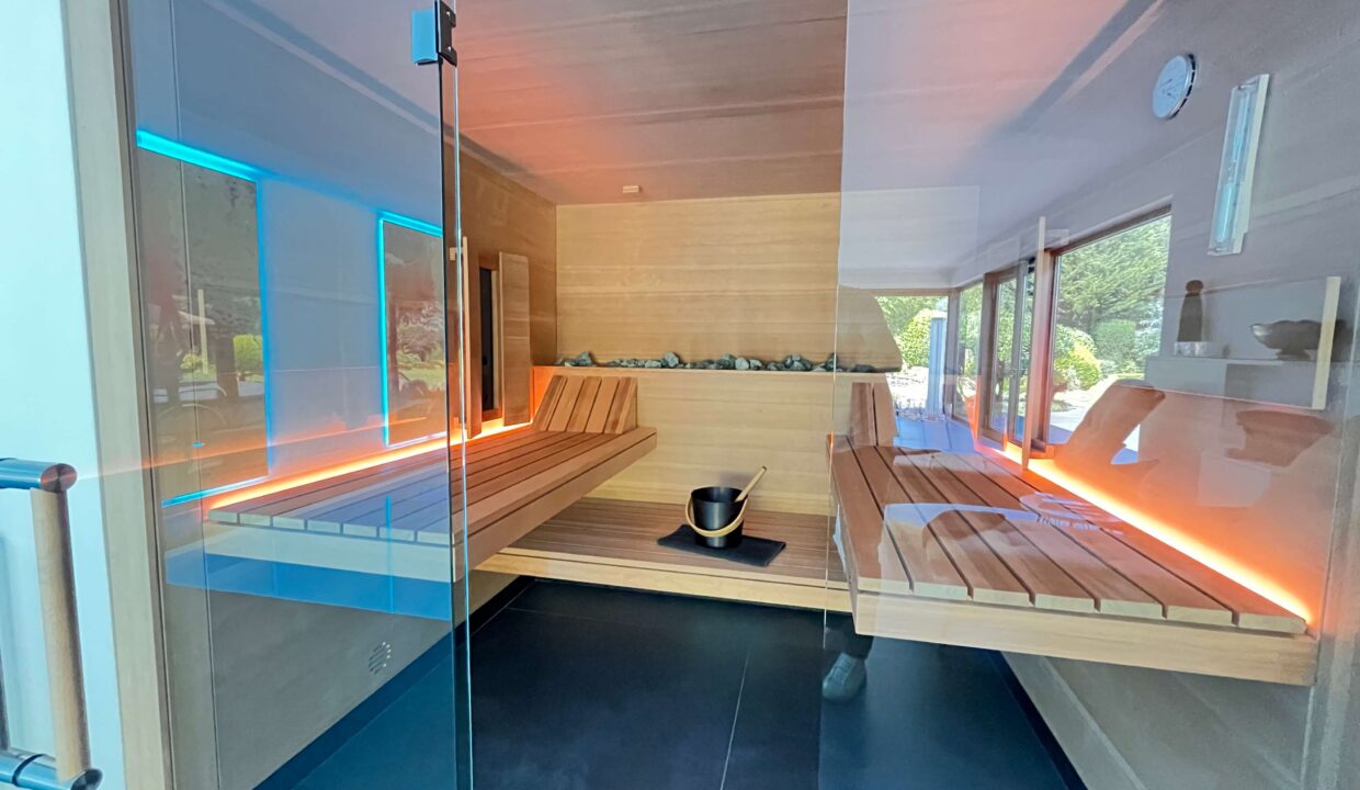 Design-Sauna mit dimmbarer Beleuchtung