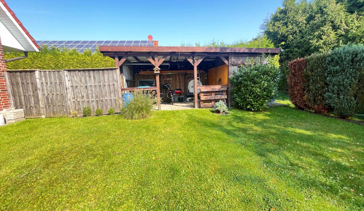 Carport mit Geräteschuppen