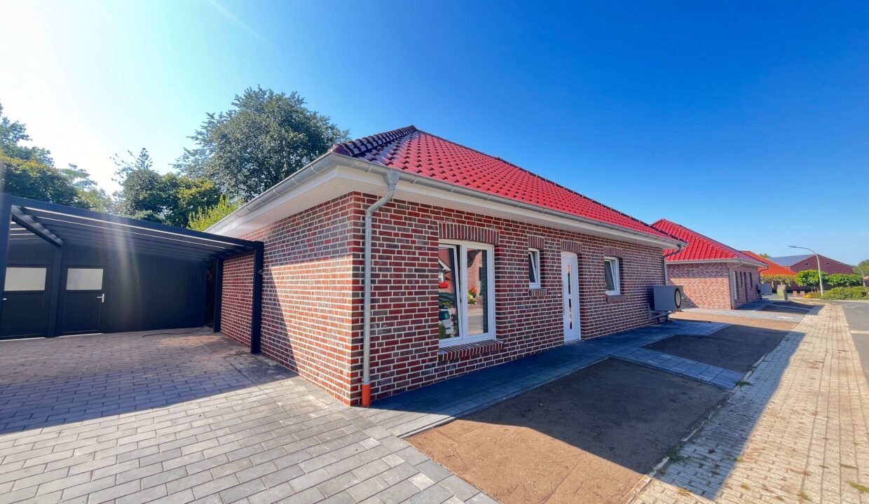 Seitansicht mit Carport