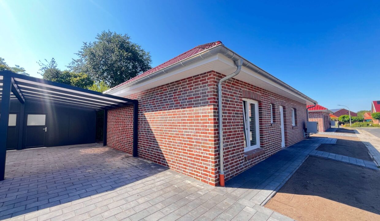 Seitenansicht mit Carport