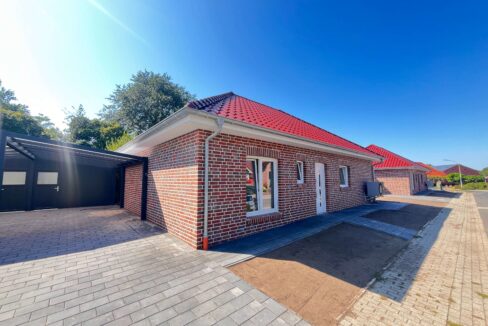 Seitansicht mit Carport