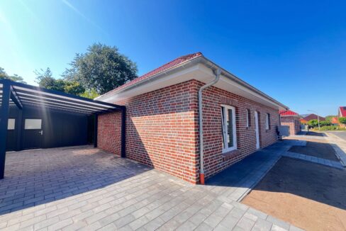 Seitenansicht mit Carport