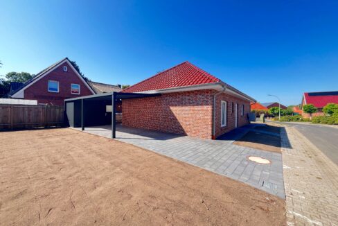 Seitenansicht mit Carport