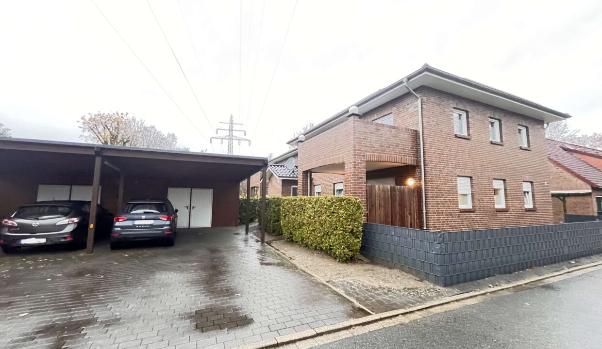 Hausansicht mit Carport