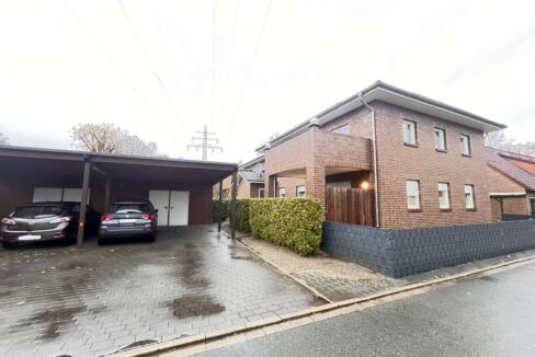 Hausansicht mit Carport